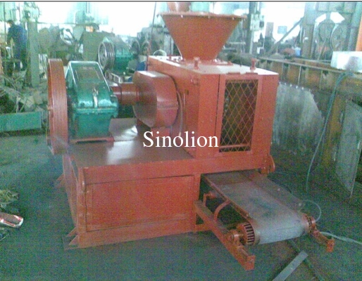 machine à briqueter au charbon de bois