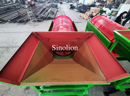 3.15*1.1*1.65M Mobile Topsoil Screener Trommel Screen Machine de Zhengzhou Sinolion est une machine de détection de la surface du sol.